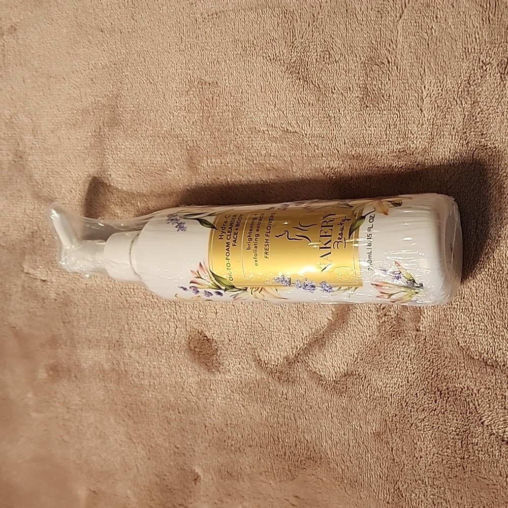 Nakery Beauty Hydra-C oil to foam wash